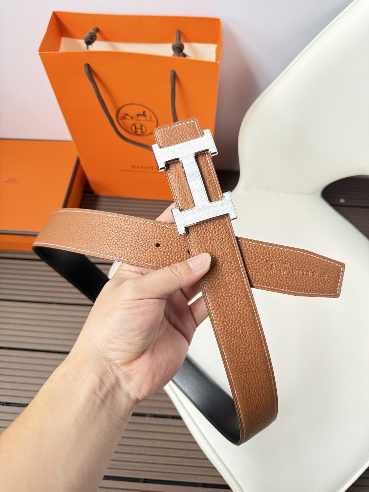 weigou_261163_2_0e5b2f4bce P120 爱马仕(Hermès)男款腰带以其精湛的工艺、高品质的材料和经典的设计而备受推崇,是男士时尚配饰中的顶级选择。最具标志性的设计是带有“H”标志的扣头,简约大气且极具辨识度,适合商务和休闲场合。不仅是实用的配饰,更是身份与品味的象征。无论是商务场合还是休闲穿搭,都能为整体造型增添高级感和精致感。