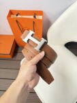 weigou_261163_3_0be8b6c647 P120 爱马仕(Hermès)男款腰带以其精湛的工艺、高品质的材料和经典的设计而备受推崇,是男士时尚配饰中的顶级选择。最具标志性的设计是带有“H”标志的扣头,简约大气且极具辨识度,适合商务和休闲场合。不仅是实用的配饰,更是身份与品味的象征。无论是商务场合还是休闲穿搭,都能为整体造型增添高级感和精致感。