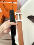 weigou_261163_4_e9bbcb3d0b P120 爱马仕(Hermès)男款腰带以其精湛的工艺、高品质的材料和经典的设计而备受推崇,是男士时尚配饰中的顶级选择。最具标志性的设计是带有“H”标志的扣头,简约大气且极具辨识度,适合商务和休闲场合。不仅是实用的配饰,更是身份与品味的象征。无论是商务场合还是休闲穿搭,都能为整体造型增添高级感和精致感。