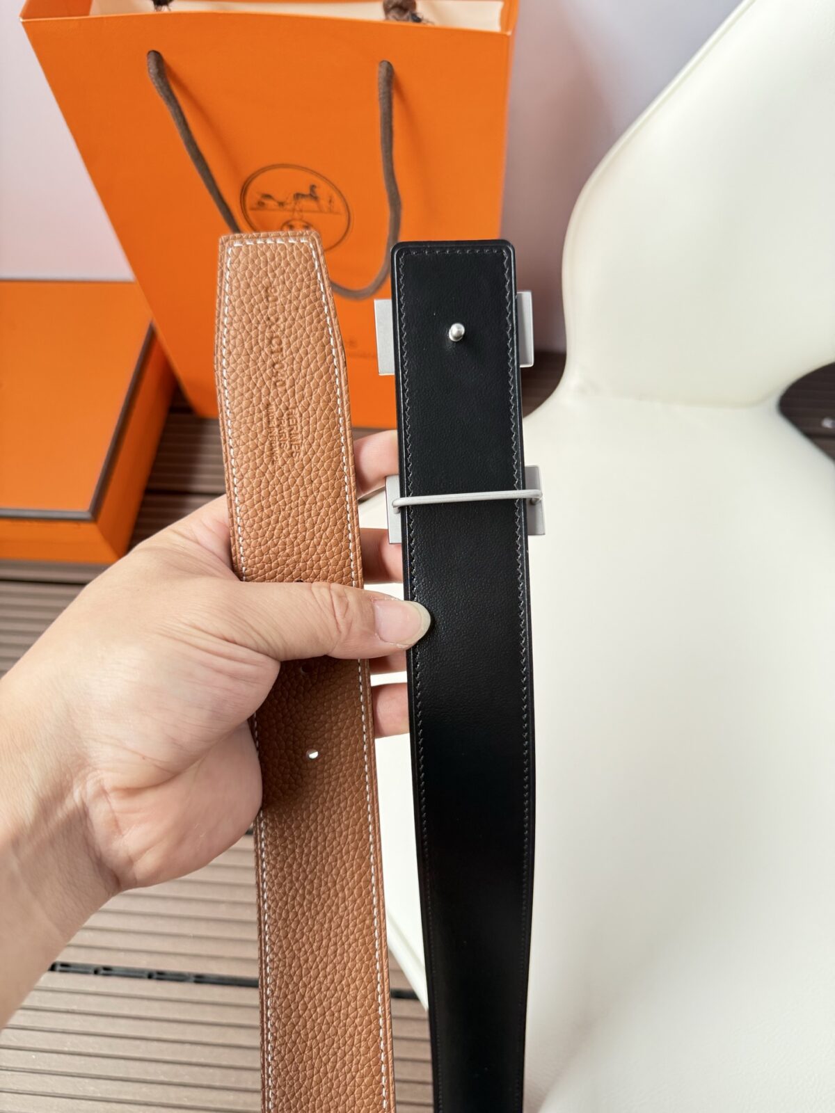 weigou_261163_5_60af8dd070 P120 爱马仕(Hermès)男款腰带以其精湛的工艺、高品质的材料和经典的设计而备受推崇,是男士时尚配饰中的顶级选择。最具标志性的设计是带有“H”标志的扣头,简约大气且极具辨识度,适合商务和休闲场合。不仅是实用的配饰,更是身份与品味的象征。无论是商务场合还是休闲穿搭,都能为整体造型增添高级感和精致感。