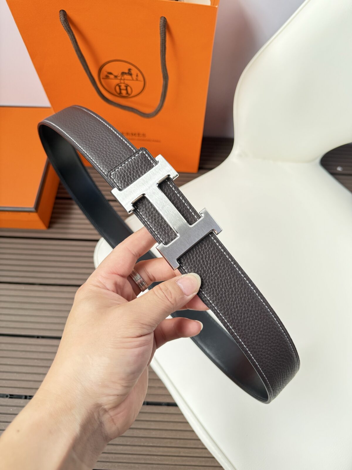 weigou_261194_0_fd9e51b34e P120 爱马仕(Hermès)男款腰带以其精湛的工艺、高品质的材料和经典的设计而备受推崇,是男士时尚配饰中的顶级选择。最具标志性的设计是带有“H”标志的扣头,简约大气且极具辨识度,适合商务和休闲场合。不仅是实用的配饰,更是身份与品味的象征。无论是商务场合还是休闲穿搭,都能为整体造型增添高级感和精致感。