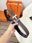 weigou_261194_1_611083b3ff P120 爱马仕(Hermès)男款腰带以其精湛的工艺、高品质的材料和经典的设计而备受推崇,是男士时尚配饰中的顶级选择。最具标志性的设计是带有“H”标志的扣头,简约大气且极具辨识度,适合商务和休闲场合。不仅是实用的配饰,更是身份与品味的象征。无论是商务场合还是休闲穿搭,都能为整体造型增添高级感和精致感。