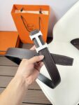 weigou_261194_2_2a1f10039c P120 爱马仕(Hermès)男款腰带以其精湛的工艺、高品质的材料和经典的设计而备受推崇,是男士时尚配饰中的顶级选择。最具标志性的设计是带有“H”标志的扣头,简约大气且极具辨识度,适合商务和休闲场合。不仅是实用的配饰,更是身份与品味的象征。无论是商务场合还是休闲穿搭,都能为整体造型增添高级感和精致感。