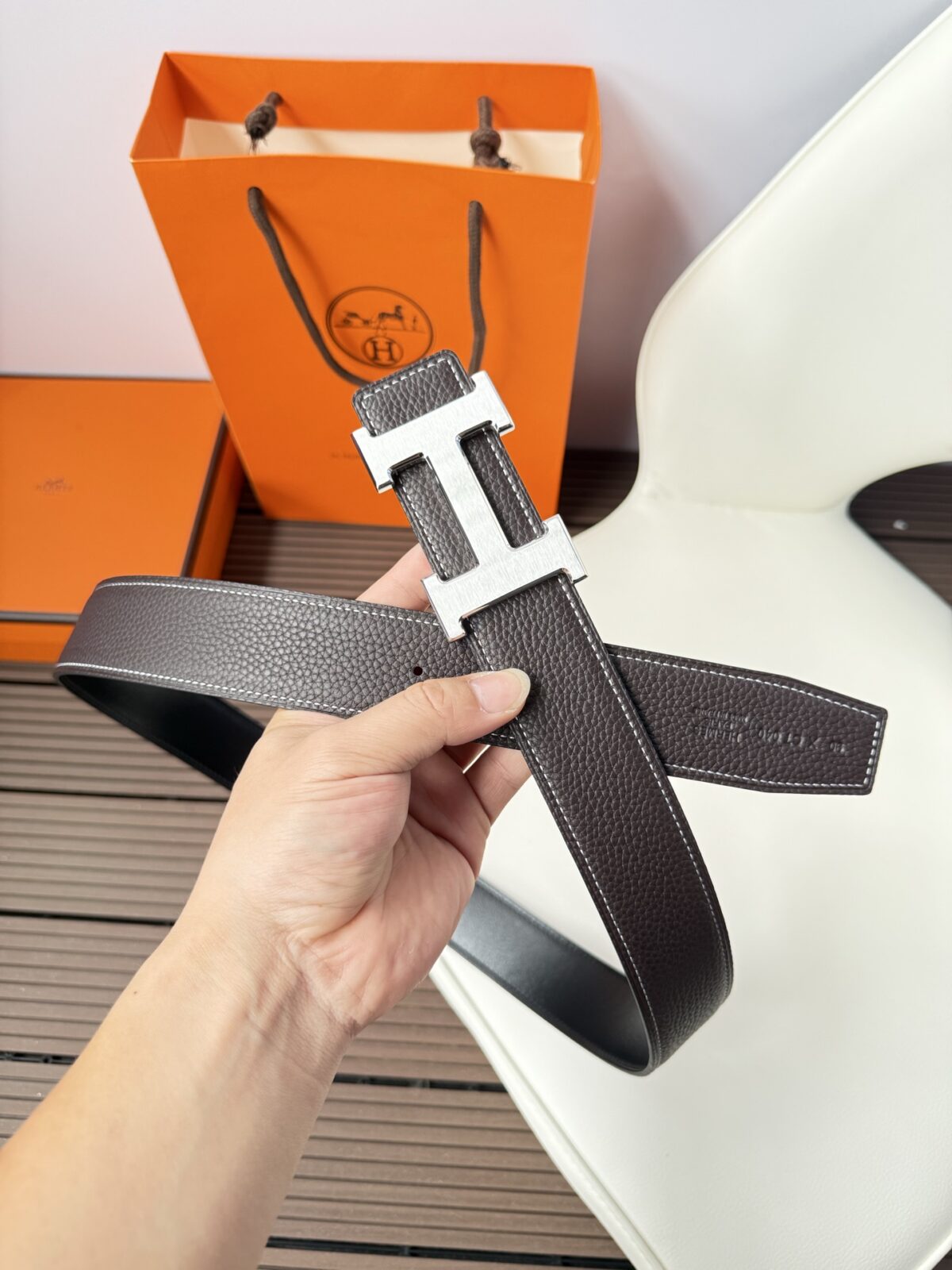 weigou_261194_2_2a1f10039c P120 爱马仕(Hermès)男款腰带以其精湛的工艺、高品质的材料和经典的设计而备受推崇,是男士时尚配饰中的顶级选择。最具标志性的设计是带有“H”标志的扣头,简约大气且极具辨识度,适合商务和休闲场合。不仅是实用的配饰,更是身份与品味的象征。无论是商务场合还是休闲穿搭,都能为整体造型增添高级感和精致感。