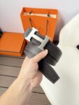 weigou_261194_3_5dbec70732 P120 爱马仕(Hermès)男款腰带以其精湛的工艺、高品质的材料和经典的设计而备受推崇,是男士时尚配饰中的顶级选择。最具标志性的设计是带有“H”标志的扣头,简约大气且极具辨识度,适合商务和休闲场合。不仅是实用的配饰,更是身份与品味的象征。无论是商务场合还是休闲穿搭,都能为整体造型增添高级感和精致感。