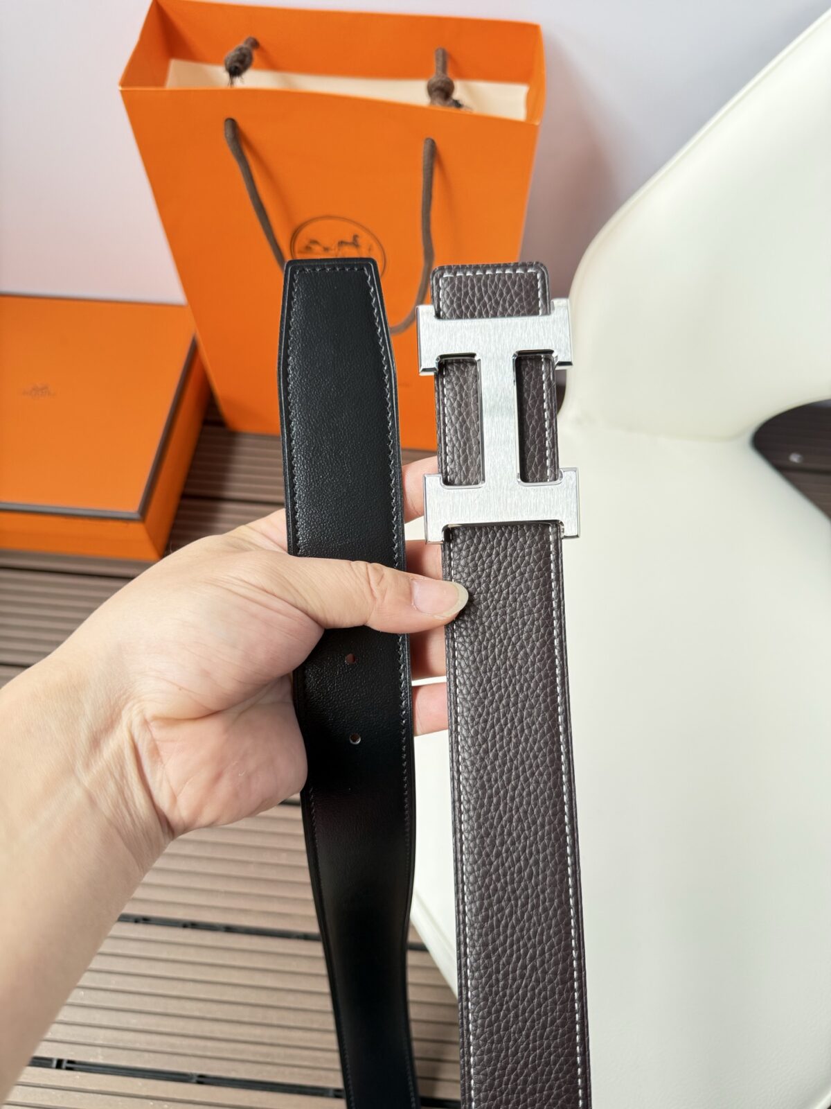 weigou_261194_4_5047c89e92 P120 爱马仕(Hermès)男款腰带以其精湛的工艺、高品质的材料和经典的设计而备受推崇,是男士时尚配饰中的顶级选择。最具标志性的设计是带有“H”标志的扣头,简约大气且极具辨识度,适合商务和休闲场合。不仅是实用的配饰,更是身份与品味的象征。无论是商务场合还是休闲穿搭,都能为整体造型增添高级感和精致感。