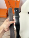 weigou_261194_5_fa6c9c0c42 P120 爱马仕(Hermès)男款腰带以其精湛的工艺、高品质的材料和经典的设计而备受推崇,是男士时尚配饰中的顶级选择。最具标志性的设计是带有“H”标志的扣头,简约大气且极具辨识度,适合商务和休闲场合。不仅是实用的配饰,更是身份与品味的象征。无论是商务场合还是休闲穿搭,都能为整体造型增添高级感和精致感。