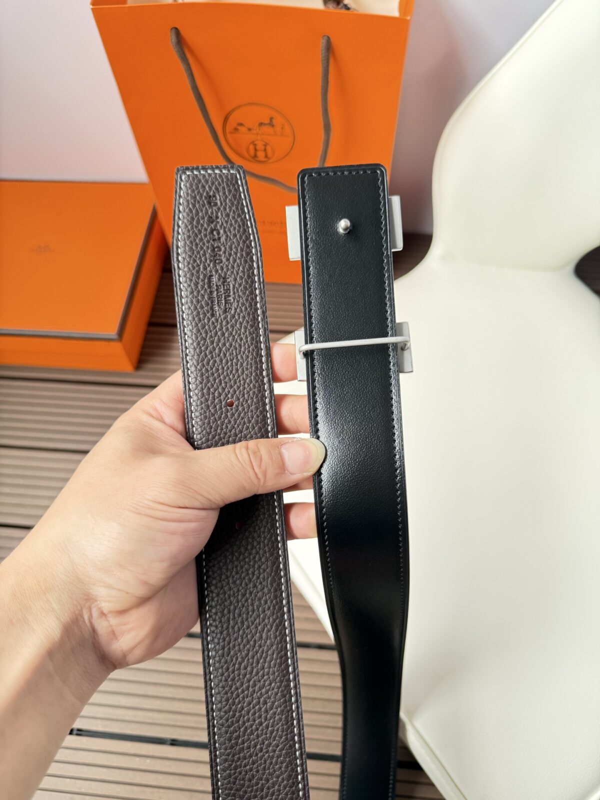 weigou_261194_5_fa6c9c0c42 P120 爱马仕(Hermès)男款腰带以其精湛的工艺、高品质的材料和经典的设计而备受推崇,是男士时尚配饰中的顶级选择。最具标志性的设计是带有“H”标志的扣头,简约大气且极具辨识度,适合商务和休闲场合。不仅是实用的配饰,更是身份与品味的象征。无论是商务场合还是休闲穿搭,都能为整体造型增添高级感和精致感。