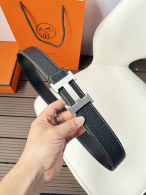 P120 爱马仕（Hermès）男款腰带以其精湛的工艺、高品质的材料和经典的设计而备受推崇，是男士时尚配饰中的顶级选择。最具标志性的设计是带有“H”标志的扣头，简约大气且极具辨识度，适合商务和休闲场合。不仅是实用的配饰，更是身份与品味的象征。无论是商务场合还是休闲穿搭，都能为整体造型增添高级感和精致感。