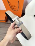 P120 爱马仕（Hermès）男款腰带以其精湛的工艺、高品质的材料和经典的设计而备受推崇，是男士时尚配饰中的顶级选择。最具标志性的设计是带有“H”标志的扣头，简约大气且极具辨识度，适合商务和休闲场合。不仅是实用的配饰，更是身份与品味的象征。无论是商务场合还是休闲穿搭，都能为整体造型增添高级感和精致感。