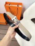P120 爱马仕（Hermès）男款腰带以其精湛的工艺、高品质的材料和经典的设计而备受推崇，是男士时尚配饰中的顶级选择。最具标志性的设计是带有“H”标志的扣头，简约大气且极具辨识度，适合商务和休闲场合。不仅是实用的配饰，更是身份与品味的象征。无论是商务场合还是休闲穿搭，都能为整体造型增添高级感和精致感。