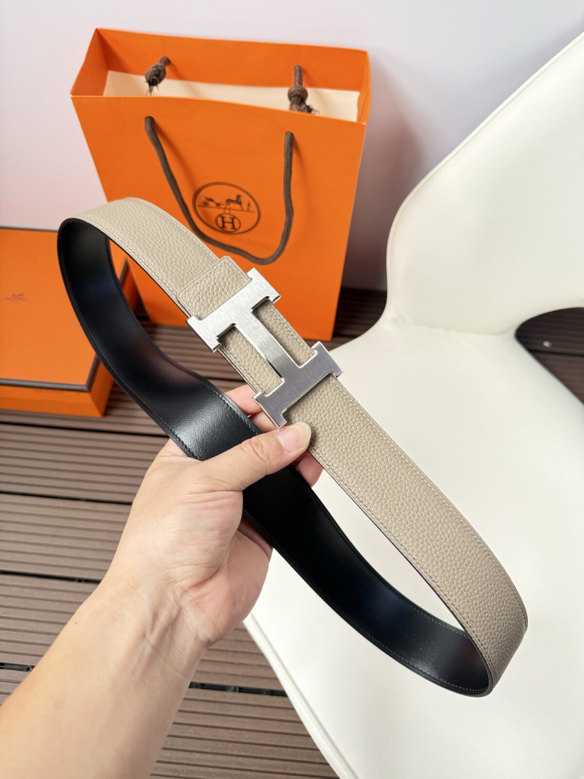 P120 爱马仕（Hermès）男款腰带以其精湛的工艺、高品质的材料和经典的设计而备受推崇，是男士时尚配饰中的顶级选择。最具标志性的设计是带有“H”标志的扣头，简约大气且极具辨识度，适合商务和休闲场合。不仅是实用的配饰，更是身份与品味的象征。无论是商务场合还是休闲穿搭，都能为整体造型增添高级感和精致感。