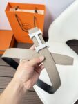 P120 爱马仕（Hermès）男款腰带以其精湛的工艺、高品质的材料和经典的设计而备受推崇，是男士时尚配饰中的顶级选择。最具标志性的设计是带有“H”标志的扣头，简约大气且极具辨识度，适合商务和休闲场合。不仅是实用的配饰，更是身份与品味的象征。无论是商务场合还是休闲穿搭，都能为整体造型增添高级感和精致感。