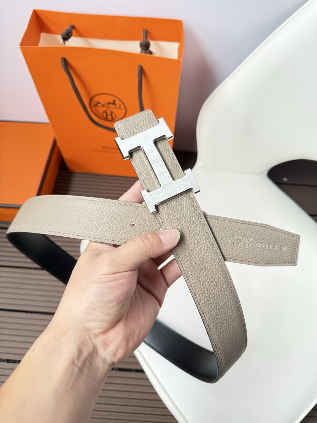 P120 爱马仕（Hermès）男款腰带以其精湛的工艺、高品质的材料和经典的设计而备受推崇，是男士时尚配饰中的顶级选择。最具标志性的设计是带有“H”标志的扣头，简约大气且极具辨识度，适合商务和休闲场合。不仅是实用的配饰，更是身份与品味的象征。无论是商务场合还是休闲穿搭，都能为整体造型增添高级感和精致感。