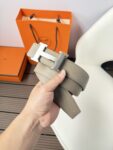 P120 爱马仕（Hermès）男款腰带以其精湛的工艺、高品质的材料和经典的设计而备受推崇，是男士时尚配饰中的顶级选择。最具标志性的设计是带有“H”标志的扣头，简约大气且极具辨识度，适合商务和休闲场合。不仅是实用的配饰，更是身份与品味的象征。无论是商务场合还是休闲穿搭，都能为整体造型增添高级感和精致感。