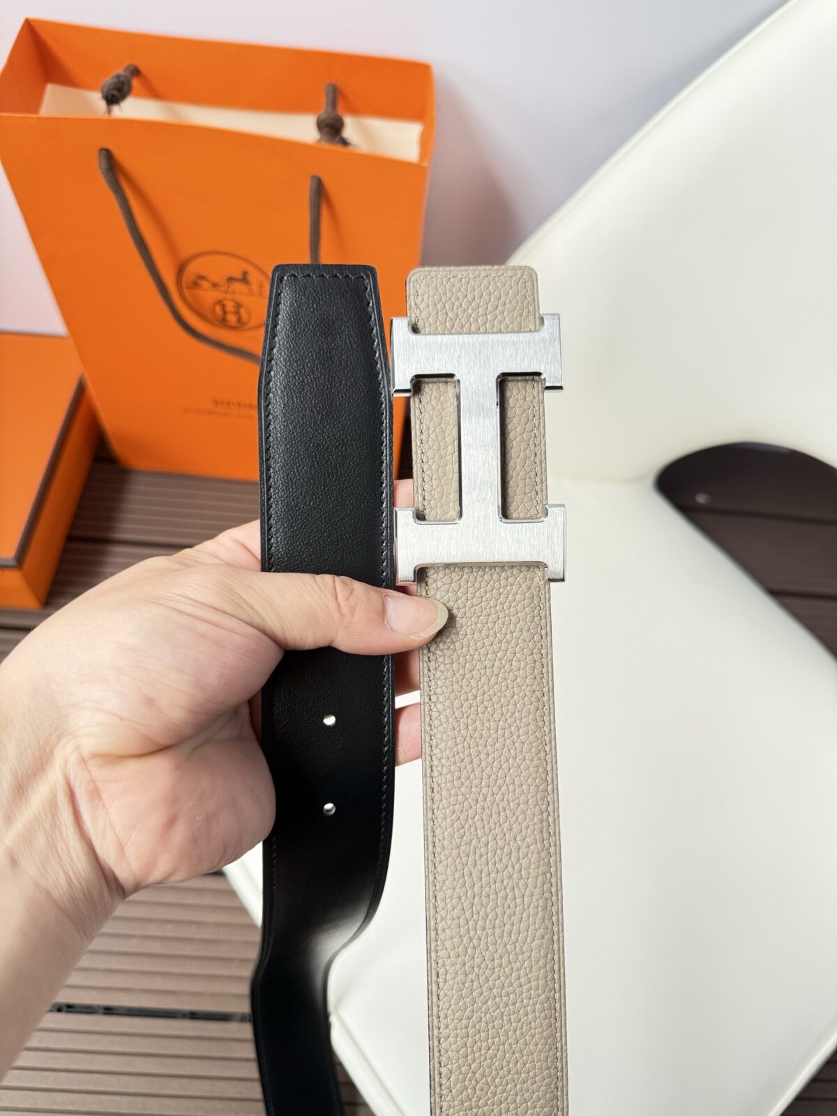 P120 爱马仕（Hermès）男款腰带以其精湛的工艺、高品质的材料和经典的设计而备受推崇，是男士时尚配饰中的顶级选择。最具标志性的设计是带有“H”标志的扣头，简约大气且极具辨识度，适合商务和休闲场合。不仅是实用的配饰，更是身份与品味的象征。无论是商务场合还是休闲穿搭，都能为整体造型增添高级感和精致感。