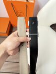 P120 爱马仕（Hermès）男款腰带以其精湛的工艺、高品质的材料和经典的设计而备受推崇，是男士时尚配饰中的顶级选择。最具标志性的设计是带有“H”标志的扣头，简约大气且极具辨识度，适合商务和休闲场合。不仅是实用的配饰，更是身份与品味的象征。无论是商务场合还是休闲穿搭，都能为整体造型增添高级感和精致感。