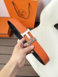 P120 爱马仕（Hermès）男款腰带以其精湛的工艺、高品质的材料和经典的设计而备受推崇，是男士时尚配饰中的顶级选择。最具标志性的设计是带有“H”标志的扣头，简约大气且极具辨识度，适合商务和休闲场合。不仅是实用的配饰，更是身份与品味的象征。无论是商务场合还是休闲穿搭，都能为整体造型增添高级感和精致感。
