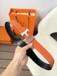 P120 爱马仕（Hermès）男款腰带以其精湛的工艺、高品质的材料和经典的设计而备受推崇，是男士时尚配饰中的顶级选择。最具标志性的设计是带有“H”标志的扣头，简约大气且极具辨识度，适合商务和休闲场合。不仅是实用的配饰，更是身份与品味的象征。无论是商务场合还是休闲穿搭，都能为整体造型增添高级感和精致感。