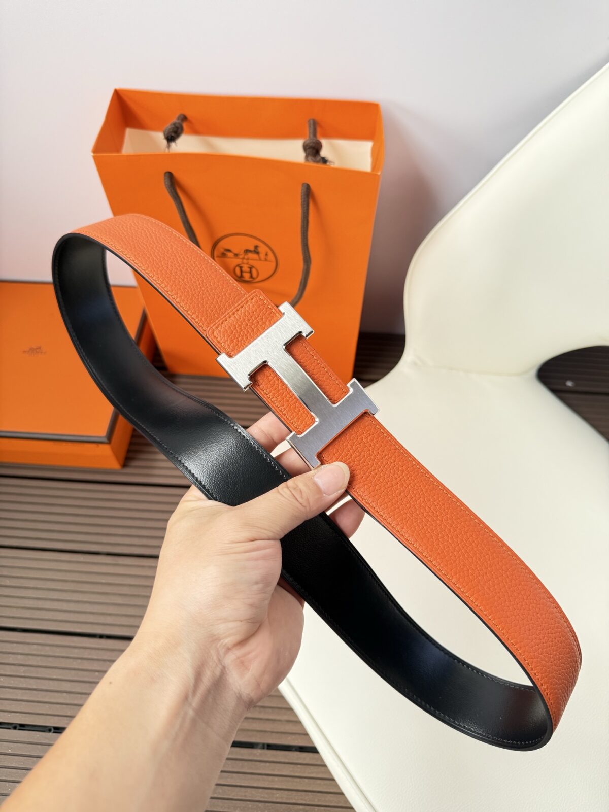 P120 爱马仕（Hermès）男款腰带以其精湛的工艺、高品质的材料和经典的设计而备受推崇，是男士时尚配饰中的顶级选择。最具标志性的设计是带有“H”标志的扣头，简约大气且极具辨识度，适合商务和休闲场合。不仅是实用的配饰，更是身份与品味的象征。无论是商务场合还是休闲穿搭，都能为整体造型增添高级感和精致感。