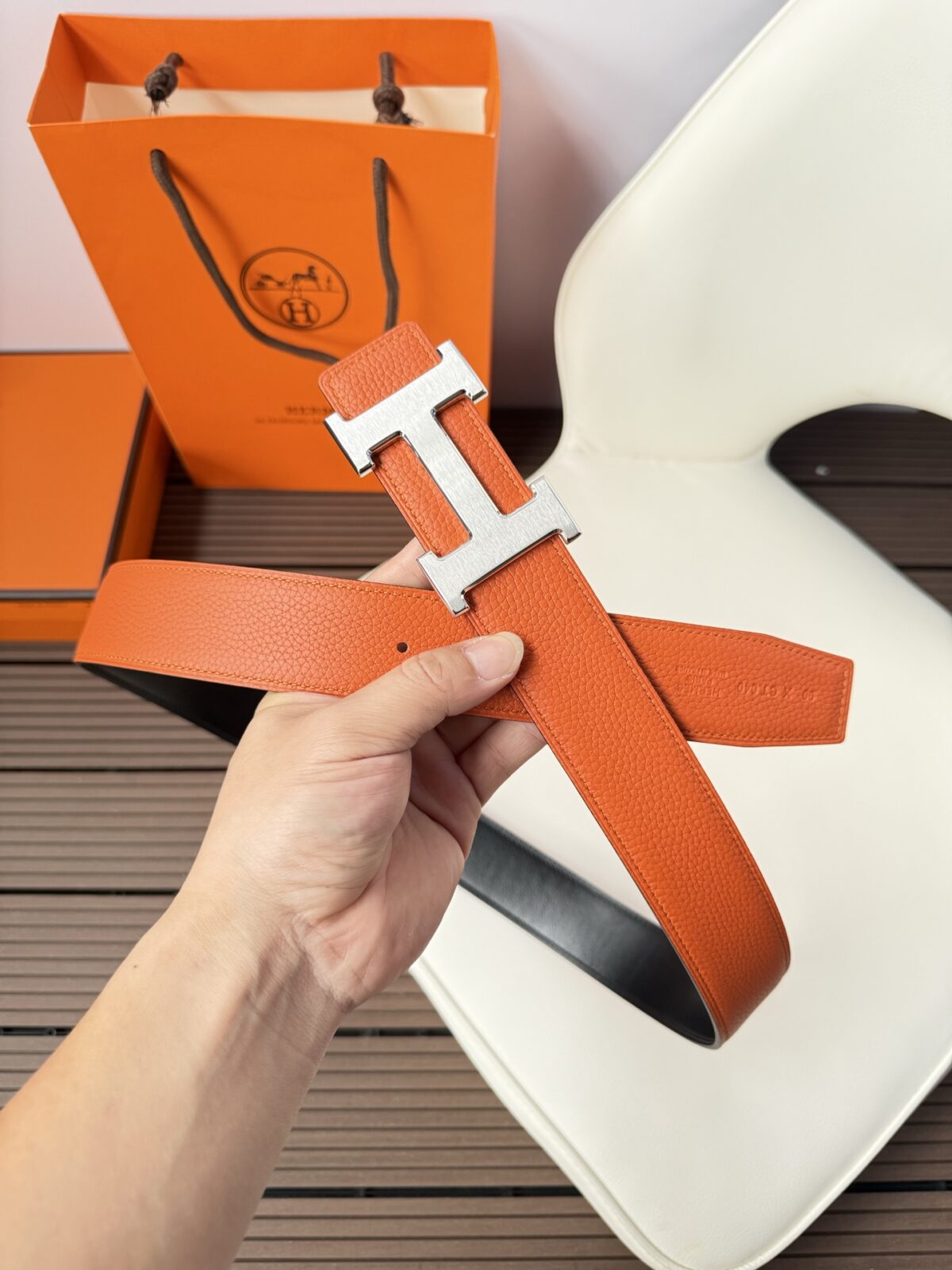 P120 爱马仕（Hermès）男款腰带以其精湛的工艺、高品质的材料和经典的设计而备受推崇，是男士时尚配饰中的顶级选择。最具标志性的设计是带有“H”标志的扣头，简约大气且极具辨识度，适合商务和休闲场合。不仅是实用的配饰，更是身份与品味的象征。无论是商务场合还是休闲穿搭，都能为整体造型增添高级感和精致感。