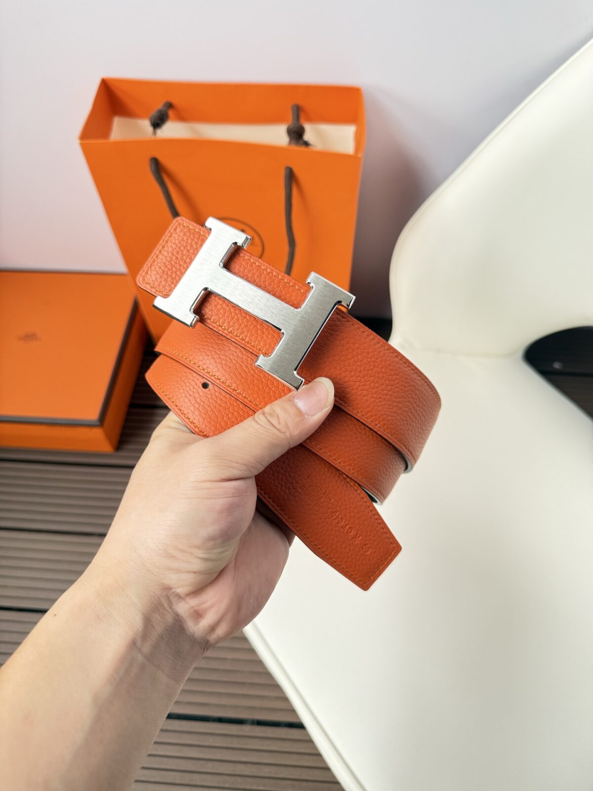 P120 爱马仕（Hermès）男款腰带以其精湛的工艺、高品质的材料和经典的设计而备受推崇，是男士时尚配饰中的顶级选择。最具标志性的设计是带有“H”标志的扣头，简约大气且极具辨识度，适合商务和休闲场合。不仅是实用的配饰，更是身份与品味的象征。无论是商务场合还是休闲穿搭，都能为整体造型增添高级感和精致感。