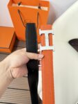 P120 爱马仕（Hermès）男款腰带以其精湛的工艺、高品质的材料和经典的设计而备受推崇，是男士时尚配饰中的顶级选择。最具标志性的设计是带有“H”标志的扣头，简约大气且极具辨识度，适合商务和休闲场合。不仅是实用的配饰，更是身份与品味的象征。无论是商务场合还是休闲穿搭，都能为整体造型增添高级感和精致感。