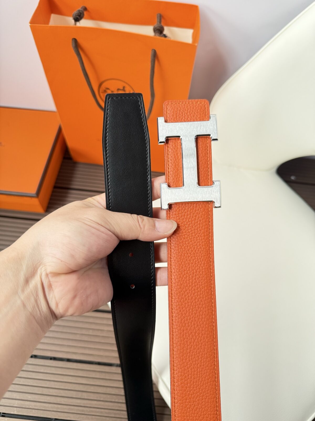 P120 爱马仕（Hermès）男款腰带以其精湛的工艺、高品质的材料和经典的设计而备受推崇，是男士时尚配饰中的顶级选择。最具标志性的设计是带有“H”标志的扣头，简约大气且极具辨识度，适合商务和休闲场合。不仅是实用的配饰，更是身份与品味的象征。无论是商务场合还是休闲穿搭，都能为整体造型增添高级感和精致感。