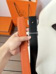 P120 爱马仕（Hermès）男款腰带以其精湛的工艺、高品质的材料和经典的设计而备受推崇，是男士时尚配饰中的顶级选择。最具标志性的设计是带有“H”标志的扣头，简约大气且极具辨识度，适合商务和休闲场合。不仅是实用的配饰，更是身份与品味的象征。无论是商务场合还是休闲穿搭，都能为整体造型增添高级感和精致感。