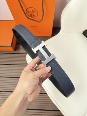 P120 爱马仕（Hermès）男款腰带以其精湛的工艺、高品质的材料和经典的设计而备受推崇，是男士时尚配饰中的顶级选择。最具标志性的设计是带有“H”标志的扣头，简约大气且极具辨识度，适合商务和休闲场合。不仅是实用的配饰，更是身份与品味的象征。无论是商务场合还是休闲穿搭，都能为整体造型增添高级感和精致感。