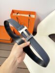P120 爱马仕（Hermès）男款腰带以其精湛的工艺、高品质的材料和经典的设计而备受推崇，是男士时尚配饰中的顶级选择。最具标志性的设计是带有“H”标志的扣头，简约大气且极具辨识度，适合商务和休闲场合。不仅是实用的配饰，更是身份与品味的象征。无论是商务场合还是休闲穿搭，都能为整体造型增添高级感和精致感。