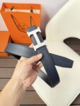 P120 爱马仕（Hermès）男款腰带以其精湛的工艺、高品质的材料和经典的设计而备受推崇，是男士时尚配饰中的顶级选择。最具标志性的设计是带有“H”标志的扣头，简约大气且极具辨识度，适合商务和休闲场合。不仅是实用的配饰，更是身份与品味的象征。无论是商务场合还是休闲穿搭，都能为整体造型增添高级感和精致感。