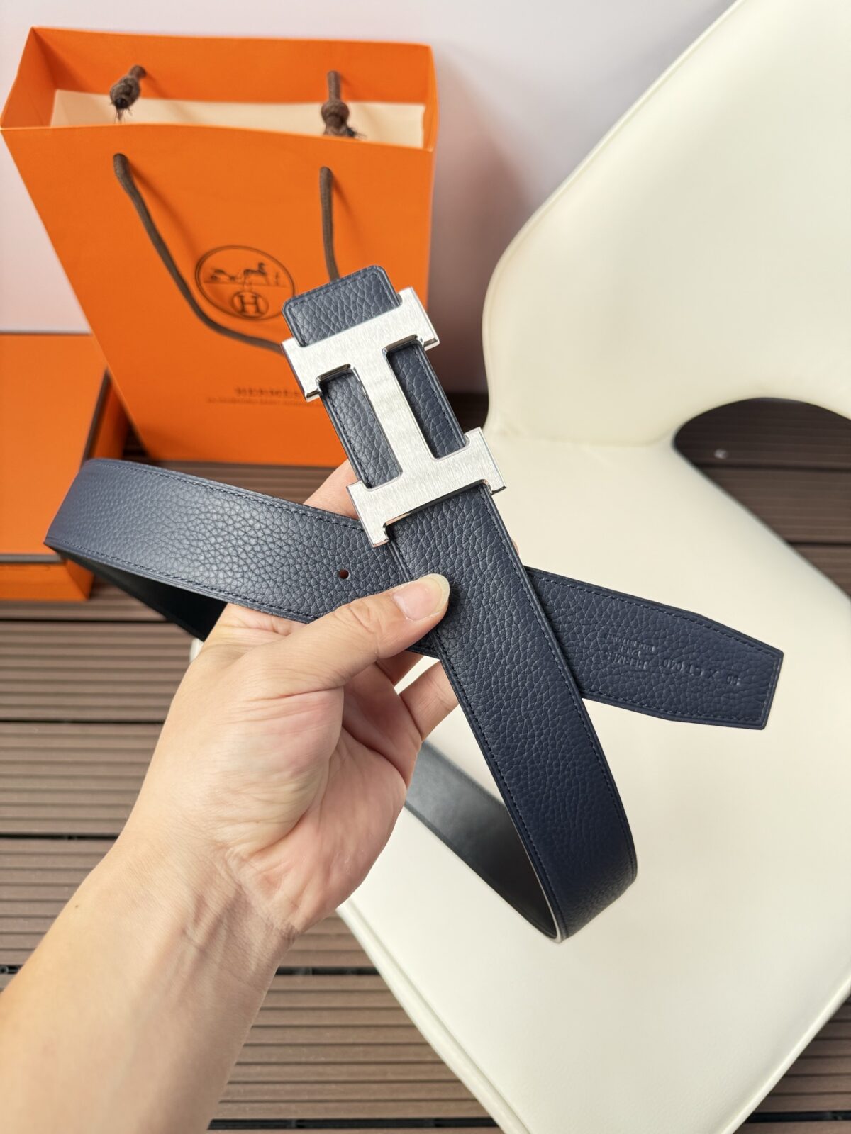 P120 爱马仕（Hermès）男款腰带以其精湛的工艺、高品质的材料和经典的设计而备受推崇，是男士时尚配饰中的顶级选择。最具标志性的设计是带有“H”标志的扣头，简约大气且极具辨识度，适合商务和休闲场合。不仅是实用的配饰，更是身份与品味的象征。无论是商务场合还是休闲穿搭，都能为整体造型增添高级感和精致感。