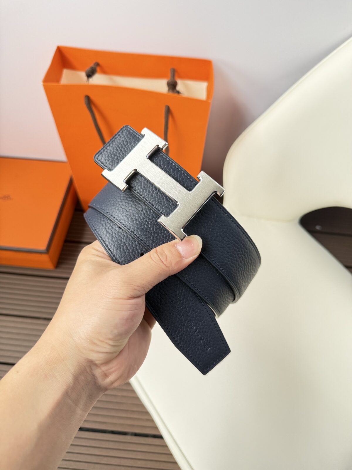 P120 爱马仕（Hermès）男款腰带以其精湛的工艺、高品质的材料和经典的设计而备受推崇，是男士时尚配饰中的顶级选择。最具标志性的设计是带有“H”标志的扣头，简约大气且极具辨识度，适合商务和休闲场合。不仅是实用的配饰，更是身份与品味的象征。无论是商务场合还是休闲穿搭，都能为整体造型增添高级感和精致感。