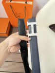 P120 爱马仕（Hermès）男款腰带以其精湛的工艺、高品质的材料和经典的设计而备受推崇，是男士时尚配饰中的顶级选择。最具标志性的设计是带有“H”标志的扣头，简约大气且极具辨识度，适合商务和休闲场合。不仅是实用的配饰，更是身份与品味的象征。无论是商务场合还是休闲穿搭，都能为整体造型增添高级感和精致感。