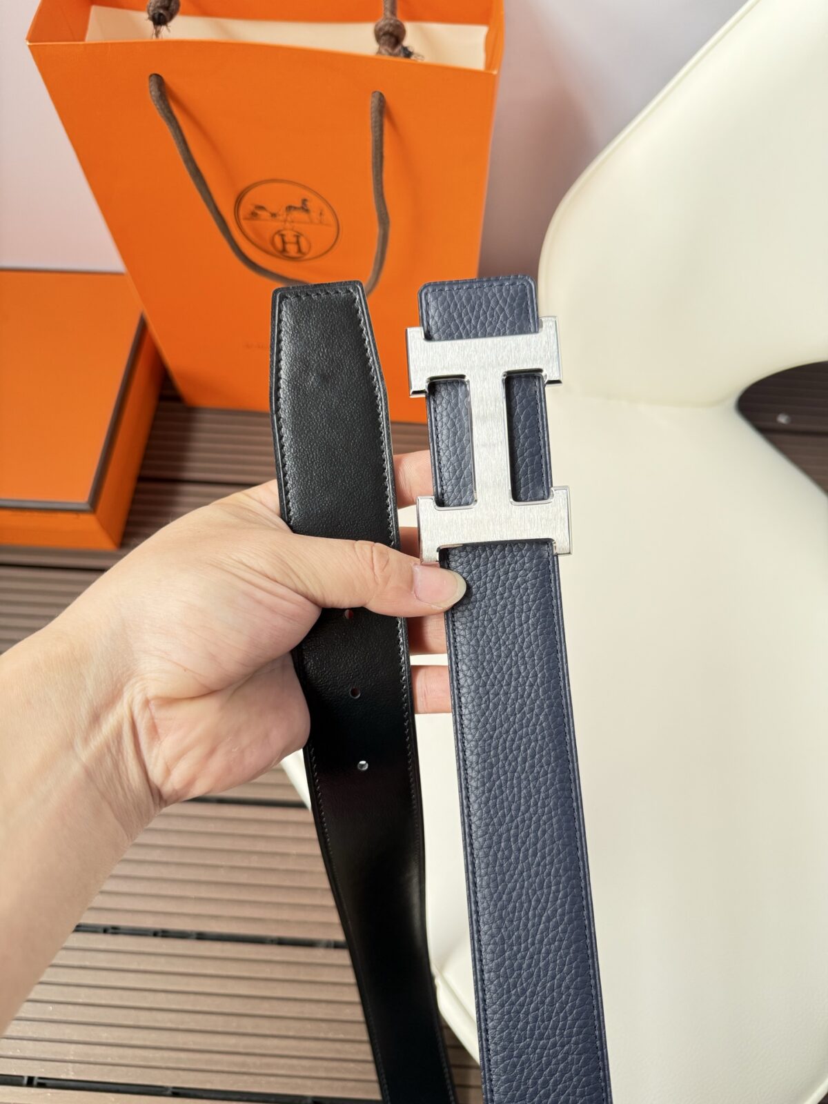 P120 爱马仕（Hermès）男款腰带以其精湛的工艺、高品质的材料和经典的设计而备受推崇，是男士时尚配饰中的顶级选择。最具标志性的设计是带有“H”标志的扣头，简约大气且极具辨识度，适合商务和休闲场合。不仅是实用的配饰，更是身份与品味的象征。无论是商务场合还是休闲穿搭，都能为整体造型增添高级感和精致感。