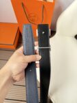P120 爱马仕（Hermès）男款腰带以其精湛的工艺、高品质的材料和经典的设计而备受推崇，是男士时尚配饰中的顶级选择。最具标志性的设计是带有“H”标志的扣头，简约大气且极具辨识度，适合商务和休闲场合。不仅是实用的配饰，更是身份与品味的象征。无论是商务场合还是休闲穿搭，都能为整体造型增添高级感和精致感。