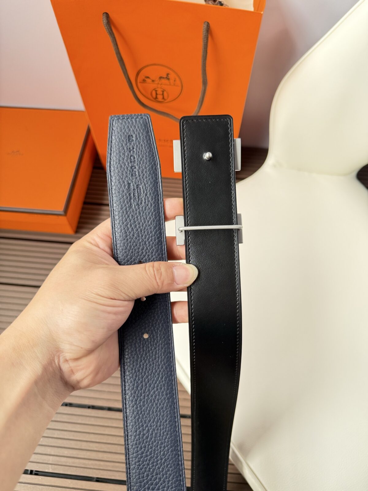 P120 爱马仕（Hermès）男款腰带以其精湛的工艺、高品质的材料和经典的设计而备受推崇，是男士时尚配饰中的顶级选择。最具标志性的设计是带有“H”标志的扣头，简约大气且极具辨识度，适合商务和休闲场合。不仅是实用的配饰，更是身份与品味的象征。无论是商务场合还是休闲穿搭，都能为整体造型增添高级感和精致感。