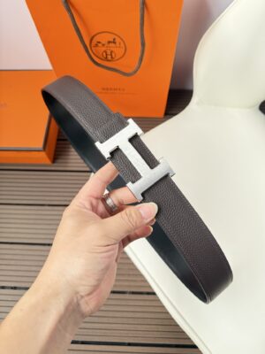 P120 爱马仕（Hermès）男款腰带以其精湛的工艺、高品质的材料和经典的设计而备受推崇，是男士时尚配饰中的顶级选择。最具标志性的设计是带有“H”标志的扣头，简约大气且极具辨识度，适合商务和休闲场合。不仅是实用的配饰，更是身份与品味的象征。无论是商务场合还是休闲穿搭，都能为整体造型增添高级感和精致感。