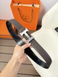 weigou_261363_1_33bbd9466f P120 爱马仕(Hermès)男款腰带以其精湛的工艺、高品质的材料和经典的设计而备受推崇,是男士时尚配饰中的顶级选择。最具标志性的设计是带有“H”标志的扣头,简约大气且极具辨识度,适合商务和休闲场合。不仅是实用的配饰,更是身份与品味的象征。无论是商务场合还是休闲穿搭,都能为整体造型增添高级感和精致感。