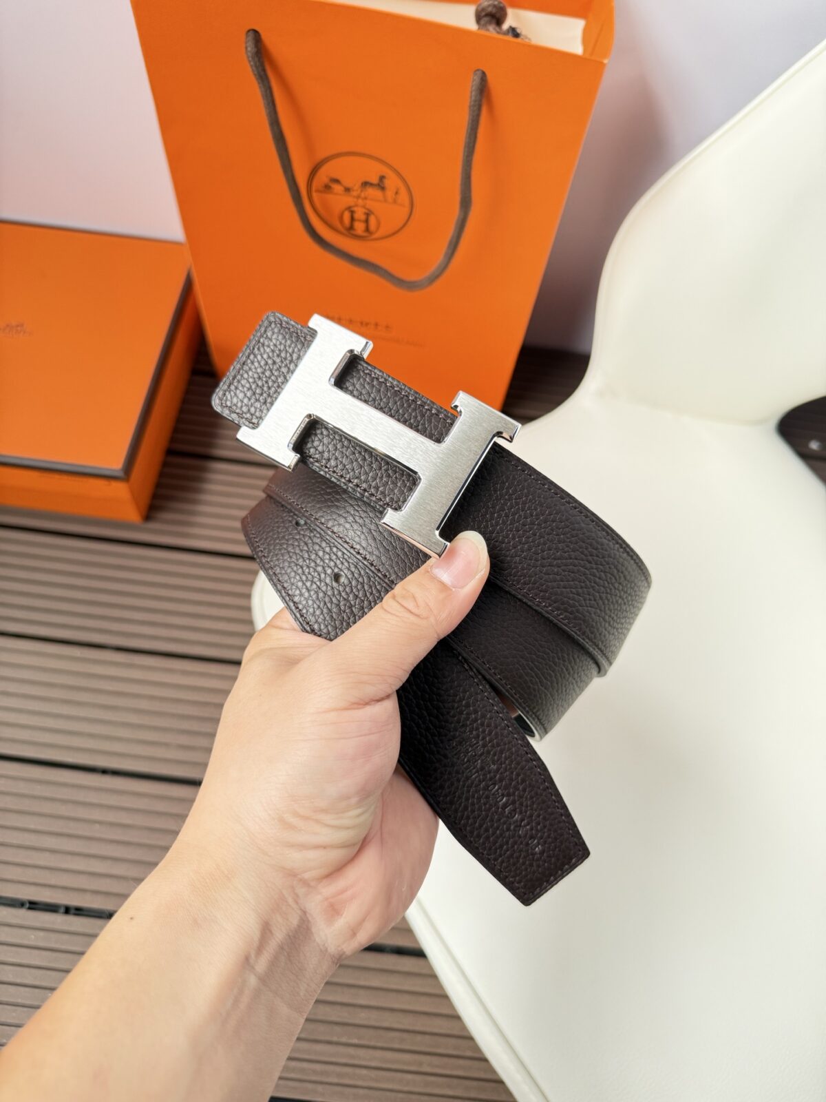 weigou_261363_3_2c288ed0c8 P120 爱马仕(Hermès)男款腰带以其精湛的工艺、高品质的材料和经典的设计而备受推崇,是男士时尚配饰中的顶级选择。最具标志性的设计是带有“H”标志的扣头,简约大气且极具辨识度,适合商务和休闲场合。不仅是实用的配饰,更是身份与品味的象征。无论是商务场合还是休闲穿搭,都能为整体造型增添高级感和精致感。