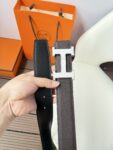 weigou_261363_4_420c515c42 P120 爱马仕(Hermès)男款腰带以其精湛的工艺、高品质的材料和经典的设计而备受推崇,是男士时尚配饰中的顶级选择。最具标志性的设计是带有“H”标志的扣头,简约大气且极具辨识度,适合商务和休闲场合。不仅是实用的配饰,更是身份与品味的象征。无论是商务场合还是休闲穿搭,都能为整体造型增添高级感和精致感。