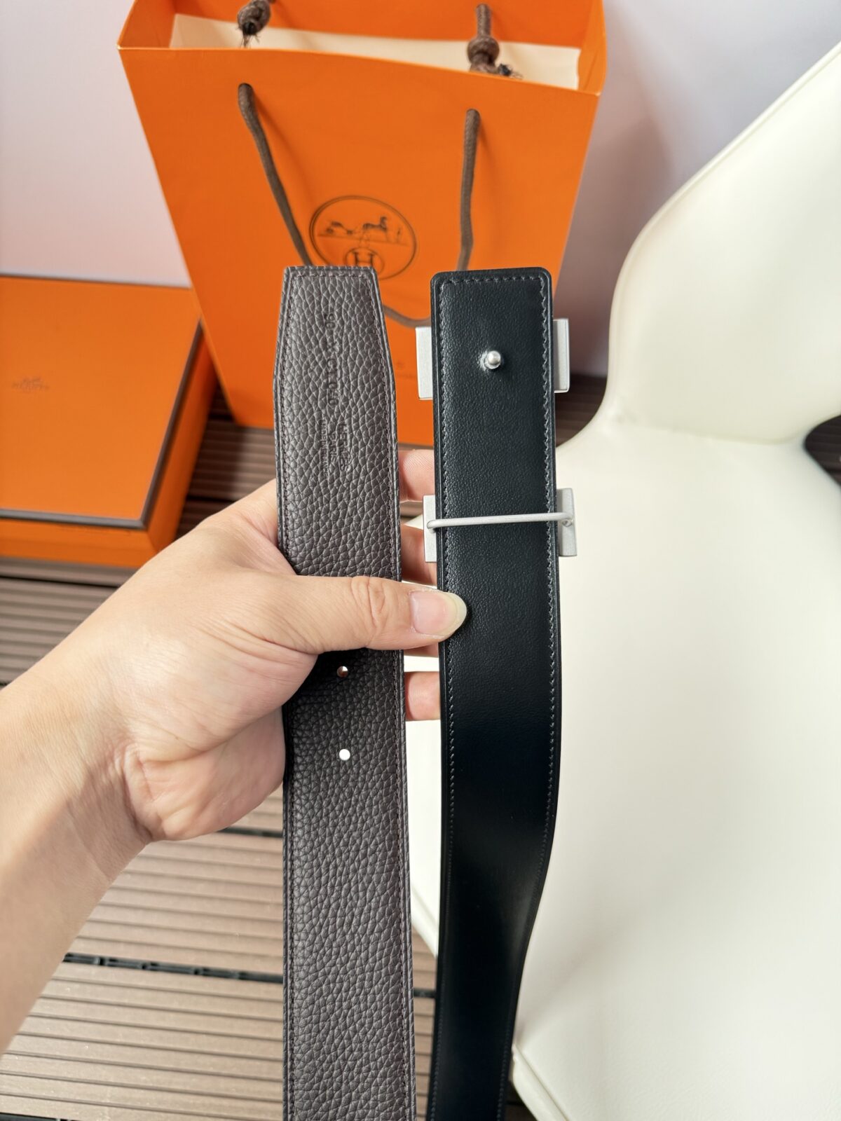 weigou_261363_5_6f78d8d1f7 P120 爱马仕(Hermès)男款腰带以其精湛的工艺、高品质的材料和经典的设计而备受推崇,是男士时尚配饰中的顶级选择。最具标志性的设计是带有“H”标志的扣头,简约大气且极具辨识度,适合商务和休闲场合。不仅是实用的配饰,更是身份与品味的象征。无论是商务场合还是休闲穿搭,都能为整体造型增添高级感和精致感。
