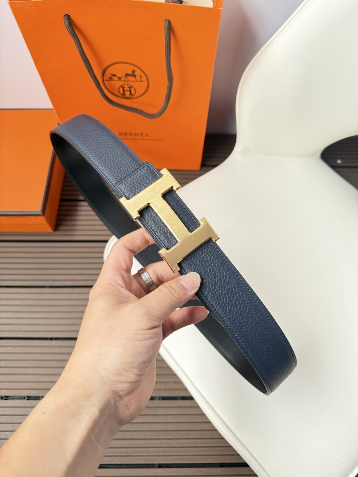 P120 爱马仕（Hermès）男款腰带以其精湛的工艺、高品质的材料和经典的设计而备受推崇，是男士时尚配饰中的顶级选择。最具标志性的设计是带有“H”标志的扣头，简约大气且极具辨识度，适合商务和休闲场合。不仅是实用的配饰，更是身份与品味的象征。无论是商务场合还是休闲穿搭，都能为整体造型增添高级感和精致感。