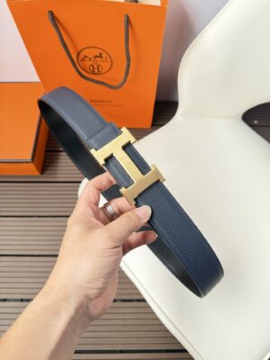 P120 爱马仕（Hermès）男款腰带以其精湛的工艺、高品质的材料和经典的设计而备受推崇，是男士时尚配饰中的顶级选择。最具标志性的设计是带有“H”标志的扣头，简约大气且极具辨识度，适合商务和休闲场合。不仅是实用的配饰，更是身份与品味的象征。无论是商务场合还是休闲穿搭，都能为整体造型增添高级感和精致感。