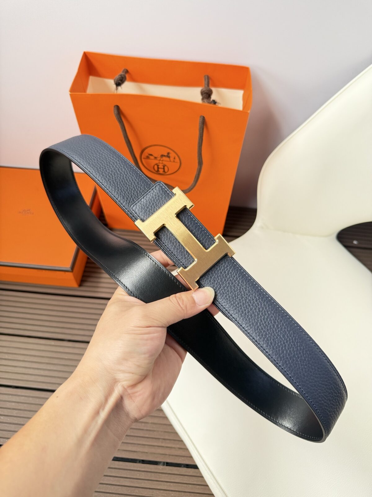 P120 爱马仕（Hermès）男款腰带以其精湛的工艺、高品质的材料和经典的设计而备受推崇，是男士时尚配饰中的顶级选择。最具标志性的设计是带有“H”标志的扣头，简约大气且极具辨识度，适合商务和休闲场合。不仅是实用的配饰，更是身份与品味的象征。无论是商务场合还是休闲穿搭，都能为整体造型增添高级感和精致感。