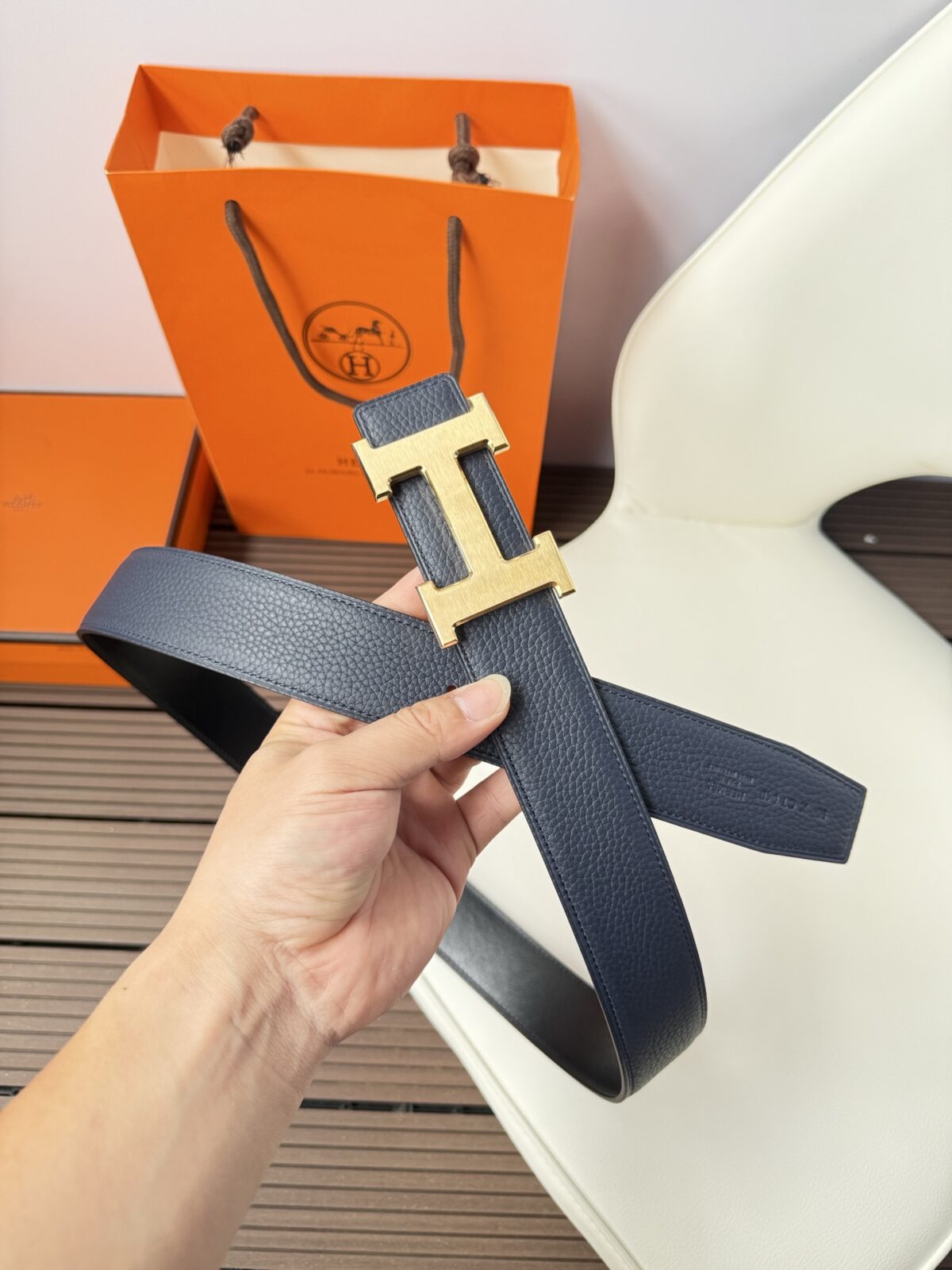 P120 爱马仕（Hermès）男款腰带以其精湛的工艺、高品质的材料和经典的设计而备受推崇，是男士时尚配饰中的顶级选择。最具标志性的设计是带有“H”标志的扣头，简约大气且极具辨识度，适合商务和休闲场合。不仅是实用的配饰，更是身份与品味的象征。无论是商务场合还是休闲穿搭，都能为整体造型增添高级感和精致感。