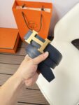 P120 爱马仕（Hermès）男款腰带以其精湛的工艺、高品质的材料和经典的设计而备受推崇，是男士时尚配饰中的顶级选择。最具标志性的设计是带有“H”标志的扣头，简约大气且极具辨识度，适合商务和休闲场合。不仅是实用的配饰，更是身份与品味的象征。无论是商务场合还是休闲穿搭，都能为整体造型增添高级感和精致感。