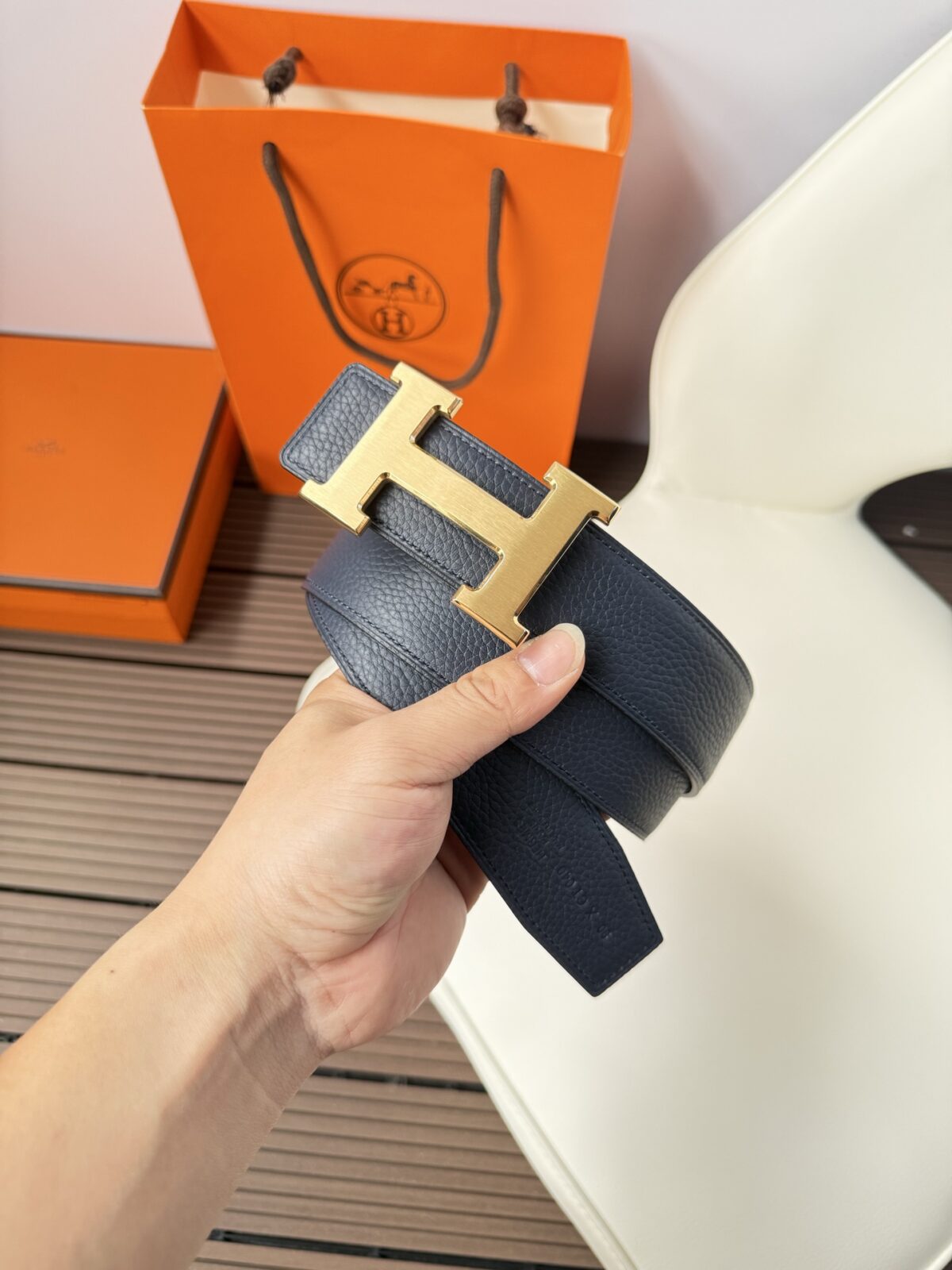 P120 爱马仕（Hermès）男款腰带以其精湛的工艺、高品质的材料和经典的设计而备受推崇，是男士时尚配饰中的顶级选择。最具标志性的设计是带有“H”标志的扣头，简约大气且极具辨识度，适合商务和休闲场合。不仅是实用的配饰，更是身份与品味的象征。无论是商务场合还是休闲穿搭，都能为整体造型增添高级感和精致感。