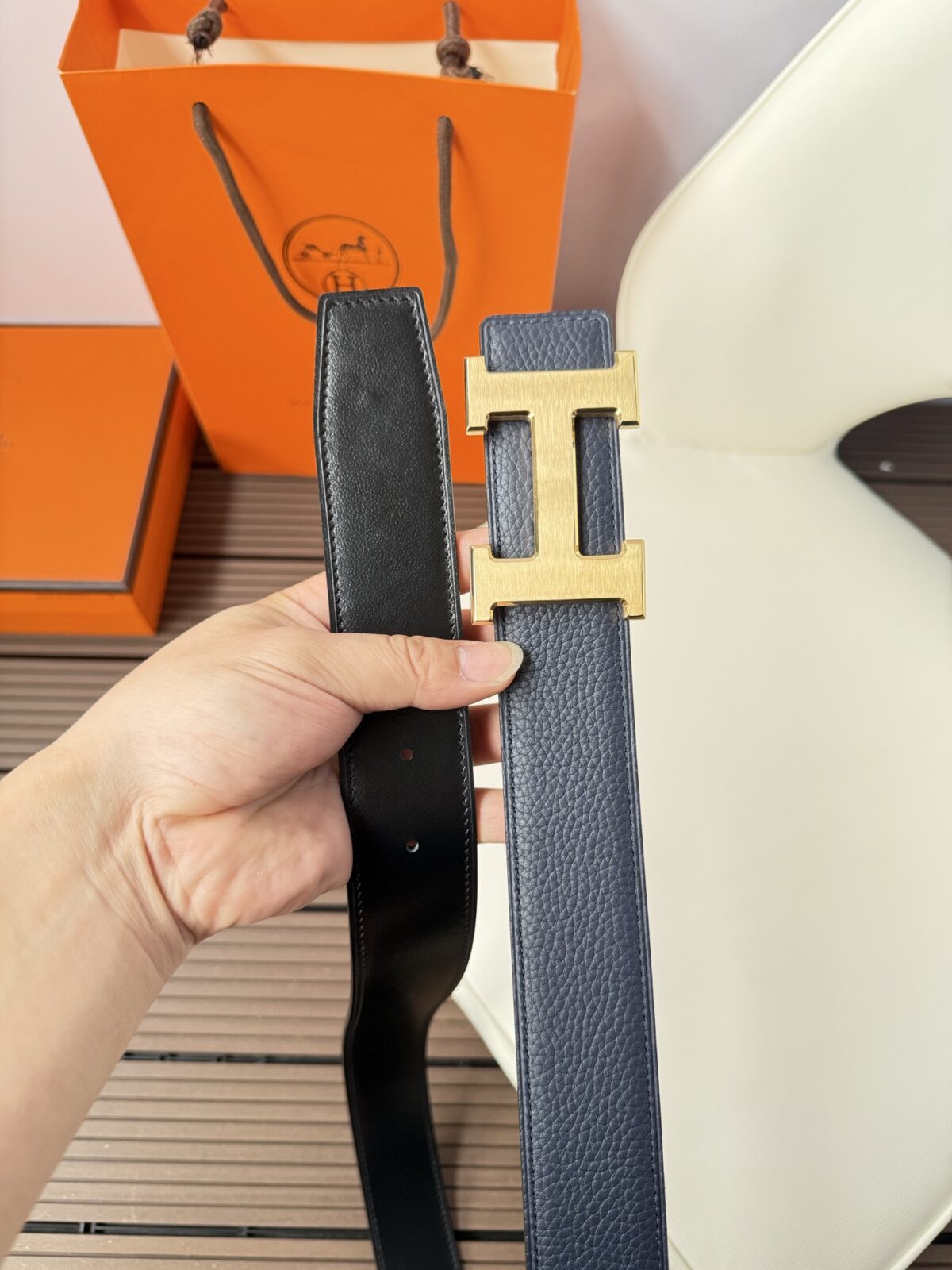 P120 爱马仕（Hermès）男款腰带以其精湛的工艺、高品质的材料和经典的设计而备受推崇，是男士时尚配饰中的顶级选择。最具标志性的设计是带有“H”标志的扣头，简约大气且极具辨识度，适合商务和休闲场合。不仅是实用的配饰，更是身份与品味的象征。无论是商务场合还是休闲穿搭，都能为整体造型增添高级感和精致感。